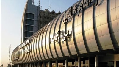عزل ٣ ركاب مصريين بمطار القاهرة للاشتباه بالإصابة بـ«فيروس كورونا»