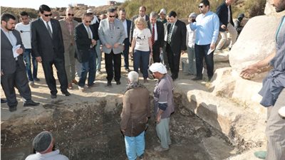 محافظ بني سويف يتفقد البعثة الإسبانية للكشف عن الآثار بإهناسيا
