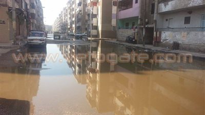بالصور.. مياه الصرف الصحي تغرق شوارع الأربعين بأسيوط