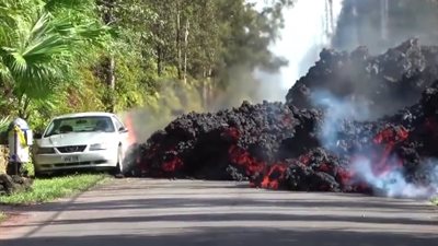 لحظة التهام نهر من الحمم البركانية سيارة (فيديو)