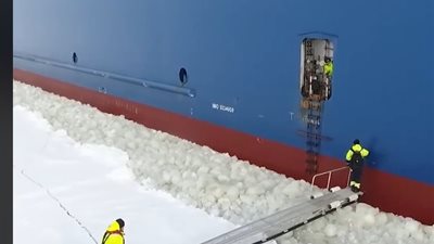 بحار يركب سفينة ضخمة أثناء تحركها (فيديو)