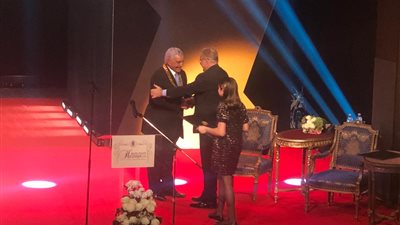 زاهي حواس يحصل على الوسام الذهبي من صربيا