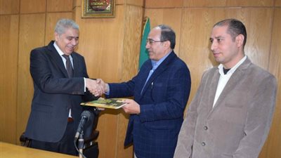 توقيع 122 عقدًا لتقنين أوضاع أراضي أملاك الدولة في المنيا (صور)