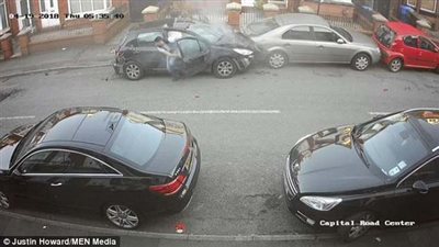 سائق بيجو يحطم سيارات على جانبي الطريق (فيديو وصور)