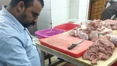 غلق 3 منشآت وإعدام أكثر من طن أغذية فاسدة بالزقازيق (صور)