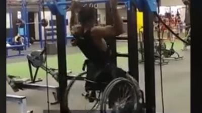 شاب يتحدى إعاقته بشكل مذهل (فيديو)