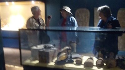 وفد سياحي أمريكي يزور متحف ملوي (صور)