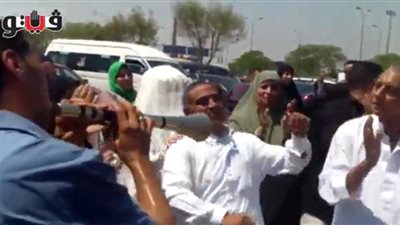 بالفيديو.. «زفة بلدي» في مطار القاهرة