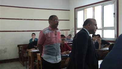 محافظ الدقهلية يتفقد لجان امتحانات الإعدادية بالمنصورة (صور)