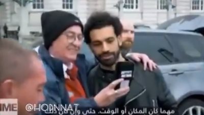 محمد صلاح يرحب بمواطن قطري طلب منه التقاط «سيلفي» (فيديو)