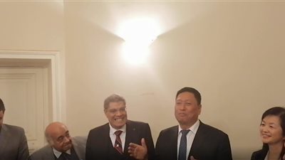 رئيس الوفد القضائي الصيني يغني في نادي الإسكندرية