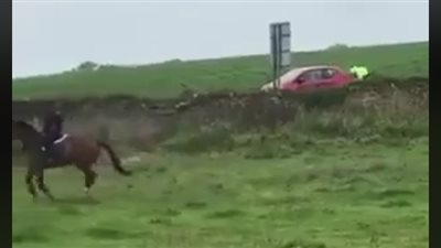 سائق سيارة يتسبب في حادث مروع لقائد دراجة هوائية (فيديو)