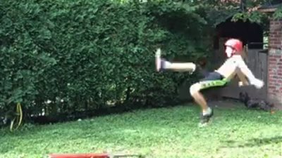 شاب يتعرض لسقوط مروع أثناء لعبه (فيديو)