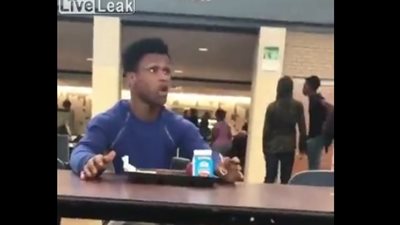 لحظة اعتداء طالب على عامل كافتيرا بالمدرسة (فيديو)