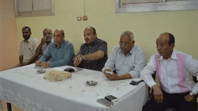 «مياه الأقصر» تبحث مع أهالي أرمنت حل مشكة الصرف الصحى