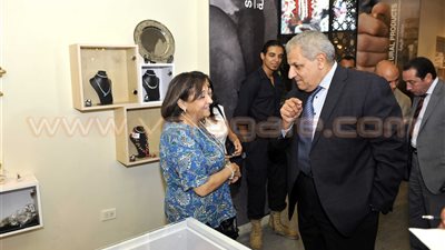 بالصور..«محلب» يزور معرض «creative egypt» بعمر أفندي في المهندسين