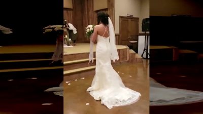 عروس تصدم صديقتها بهدية في حفل زفافها (فيديو)