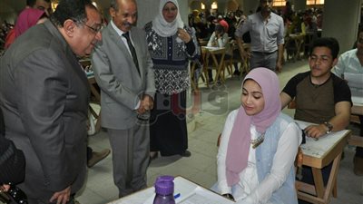 رئيس جامعة حلوان يتفقد سير امتحانات الفصل الدراسي الثاني