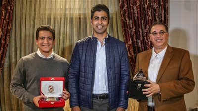 مهند مجدي يهدي درع الأهلي إلى سفير مصر في تونس