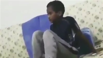 أب يهدد ابنه بالجلد لرسوبه في الامتحان (فيديو)