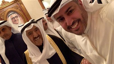 أمير الكويت يشارك بحفل زفاف بعد وعكته الصحية (فيديو)