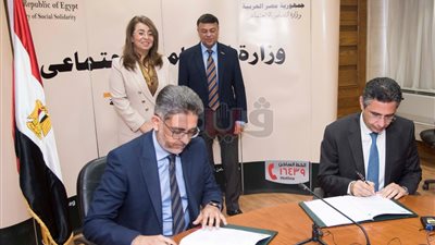 بنك ناصر يوقع عقد تقديم منتجات شركة مصر لتأمينات الحياة داخل فروعه