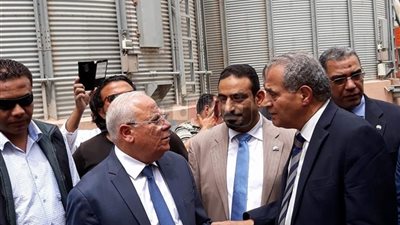 محافظ بورسعيد ووزير التموين يتفقدان شركة بورسعيد للمطاحن (صور)