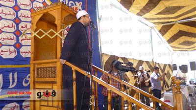 بالفيديو.. وزير الأوقاف يخطب الجمعة من موقع حفر قناة السويس الجديدة.. 
