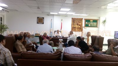 بالصور.. رئيس مدينة الغردقة يعقد اجتماعا مع لجنة النظافة