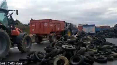 مزارعو فرنسا يغلقون الطرق احتجاجا على سياسات الحكومة (فيديو)