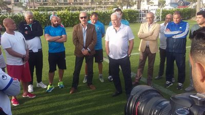 رئيس سموحة يحضر المران لدعم اللاعبين قبل نهائي الكأس (صور)