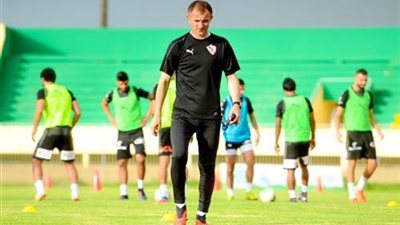 ميتشو يعقد جلسة مع اللاعبين بمران الزمالك