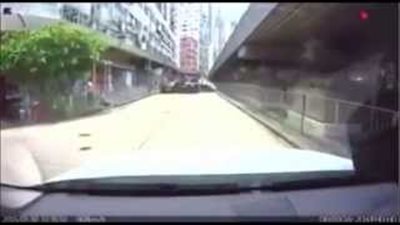 بالفيديو.. «فيرارى» تصطدم بسيارة «نيسان» في هونج كونج