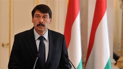 رئيس المجر يصل مطار القاهرة للقاء الرئيس السيسي