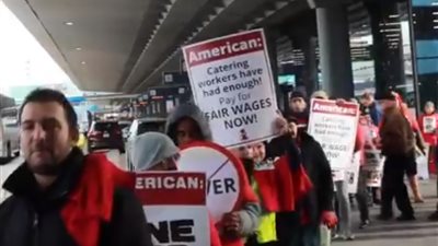 القبض على مئات العمال لتنظيمهم احتجاجات في جميع مطارات الولايات المتحدة (فيديو)