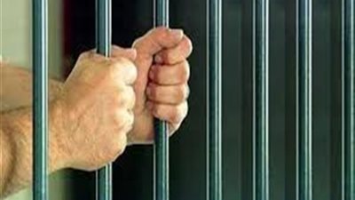 حبس عامل لاتهامه بقتل نجل عمه في الصف