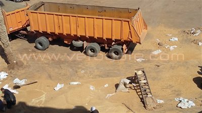 بالفيديو والصور.. خلط قمح المطاحن بالتراب في الفيوم