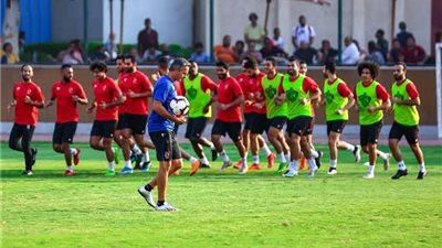 السفير المصري في تونس يحضر مران الأهلي