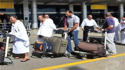 936 معتمرا يغادرون مطار القاهرة لأداء مناسك العمرة