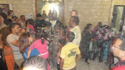 توزيع اللحوم على الفقراء.. من مظاهر الاحتفال بمولد العذراء بالمنيا (صور)