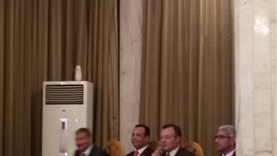 تكريم المشاركين بمعرض الكتاب الأول بنادي الفتيات في قنا (فيديو)