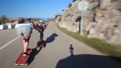 تزلج فتاتين على طريق بفعل سرعة الرياح (فيديو)