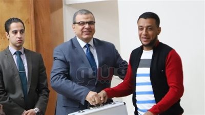 وزير القوى العاملة يمنح المتفوقين في 