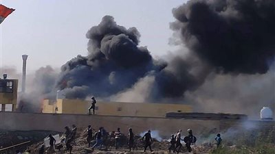 محتجون يحرقون مقرات حكومية بذي قار جنوبي العراق (صور)