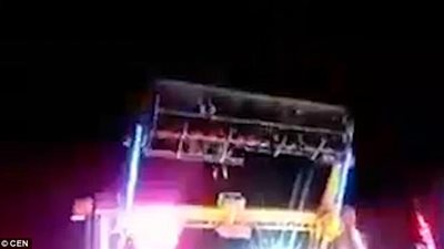 لحظة سقوط أم وابنتها من لعبة ملاهي ووفاة إحداهما (فيديو وصور)