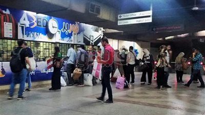 زلزال يضرب مصر بعد زيادة أسعار المترو.. الصدمة «سيدة الموقف» أمام شبابيك التذاكر.. الركاب يغادرون المحطات احتجاجا على القرار.. والحكومة تزعم: المواطنون تقبلوا الزيادة