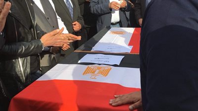 الجالية المصرية ببريطانيا في وداع الطالبة مريم (صور)