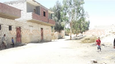 بالفيديو والصور.. أهالي «عزبة النوارات» بالمنيا مهددون بالسجن والتشرد.. «أملاك الدولة» تطالبهم بدفع 810 آلاف جنيه إيجارا سنويا.. انقطاع المياه والكهرباء عن منازلهم.. واستغاثة إلى &