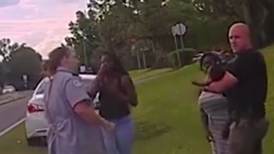 شرطي ينقذ طفلاً من الموت على الطريق (فيديو)