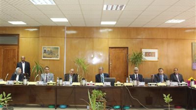 منح دراسية لأسر الشهداء والضحايا والمفقودين والمصابين بجامعة جنوب الوادي